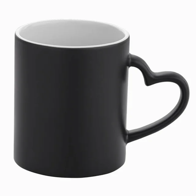 Imagem ilustrativa: caneca mágica escura, antes da bebida quente